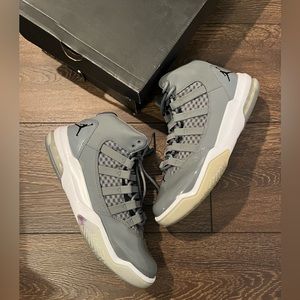 Jordan Max Aura “Cool Grey”